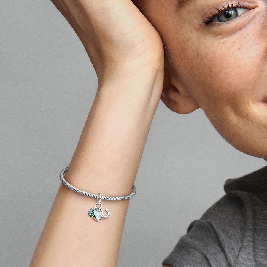 Pandora Four Leaf Clover, Heart and Horseshoe Triple Dangle Charm Gümüş | 921-ZQMNJE