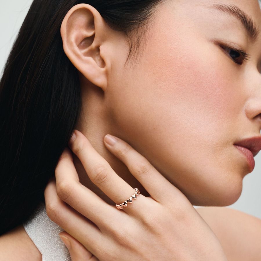 Pandora Row of Hearts Ring Pembe Altın | 750-BTUMYQ