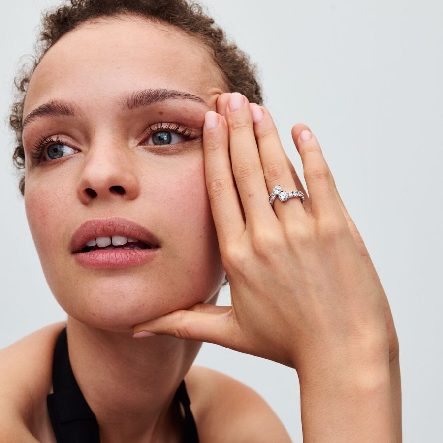 Pandora Sparkling Overlapping Band Ring Gümüş | 940-NECBYS